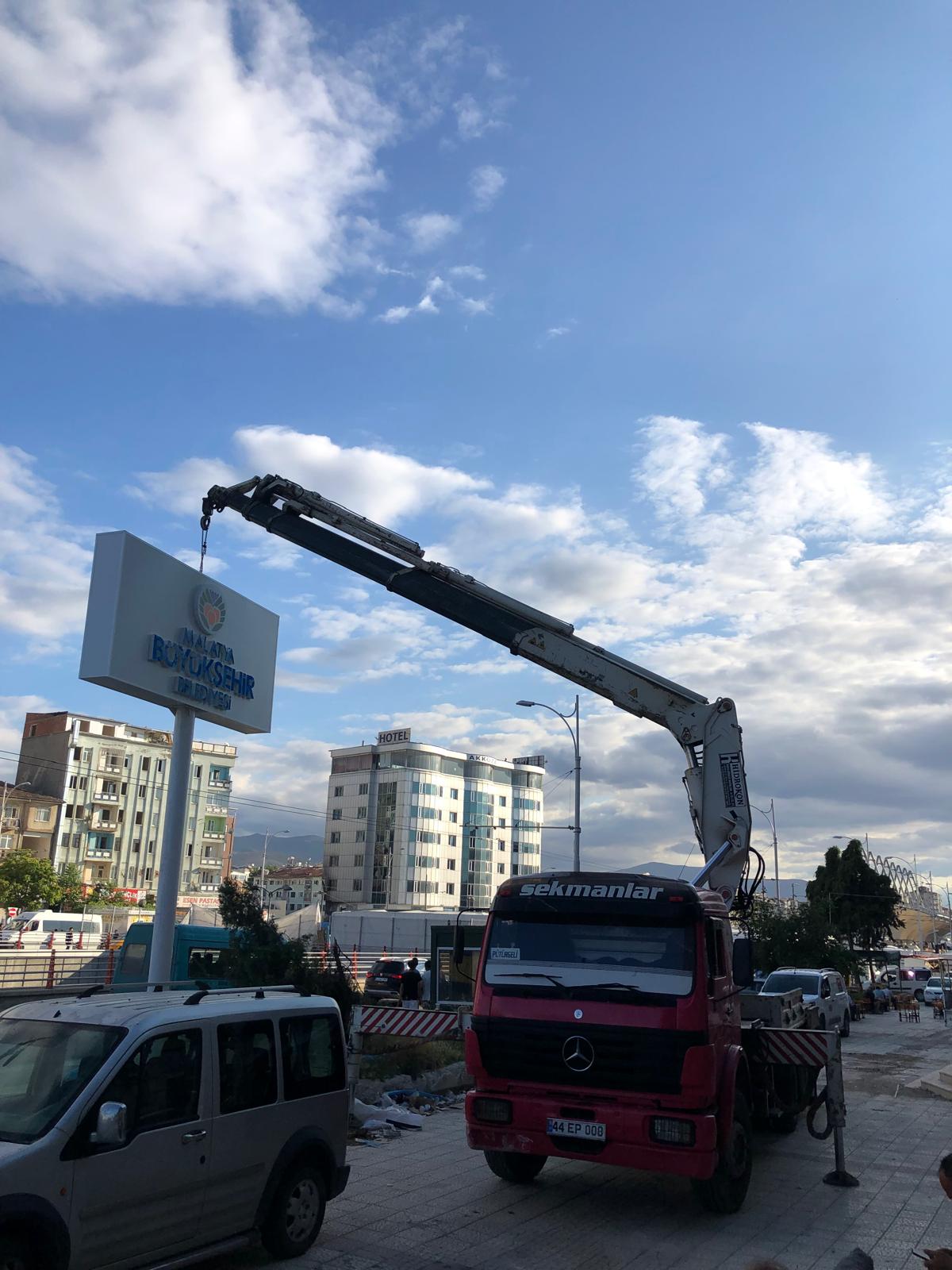 Sekmanlar Vinç: Malatya'da vinç, forklift, ekskavatör, kepçe ve lastikli kepçe hizmetlerinin yanı sıra nakliye, hafriyat, prefabrik yapı üretimi ve kurulumu ile güvenilir çözümler sunan lider firma. Modern ekipman ve uzman ekibimizle projelerinizi en yüksek standartlarda tamamlayın.