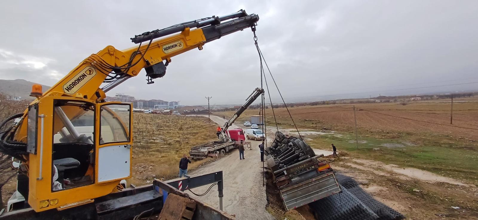 Sekmanlar Vinç: Malatya'da vinç, forklift, ekskavatör, kepçe ve lastikli kepçe hizmetlerinin yanı sıra nakliye, hafriyat, prefabrik yapı üretimi ve kurulumu ile güvenilir çözümler sunan lider firma. Modern ekipman ve uzman ekibimizle projelerinizi en yüksek standartlarda tamamlayın.