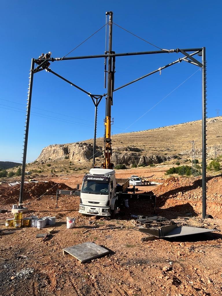 Sekmanlar Vinç: Malatya'da vinç, forklift, ekskavatör, kepçe ve lastikli kepçe hizmetlerinin yanı sıra nakliye, hafriyat, prefabrik yapı üretimi ve kurulumu ile güvenilir çözümler sunan lider firma. Modern ekipman ve uzman ekibimizle projelerinizi en yüksek standartlarda tamamlayın.