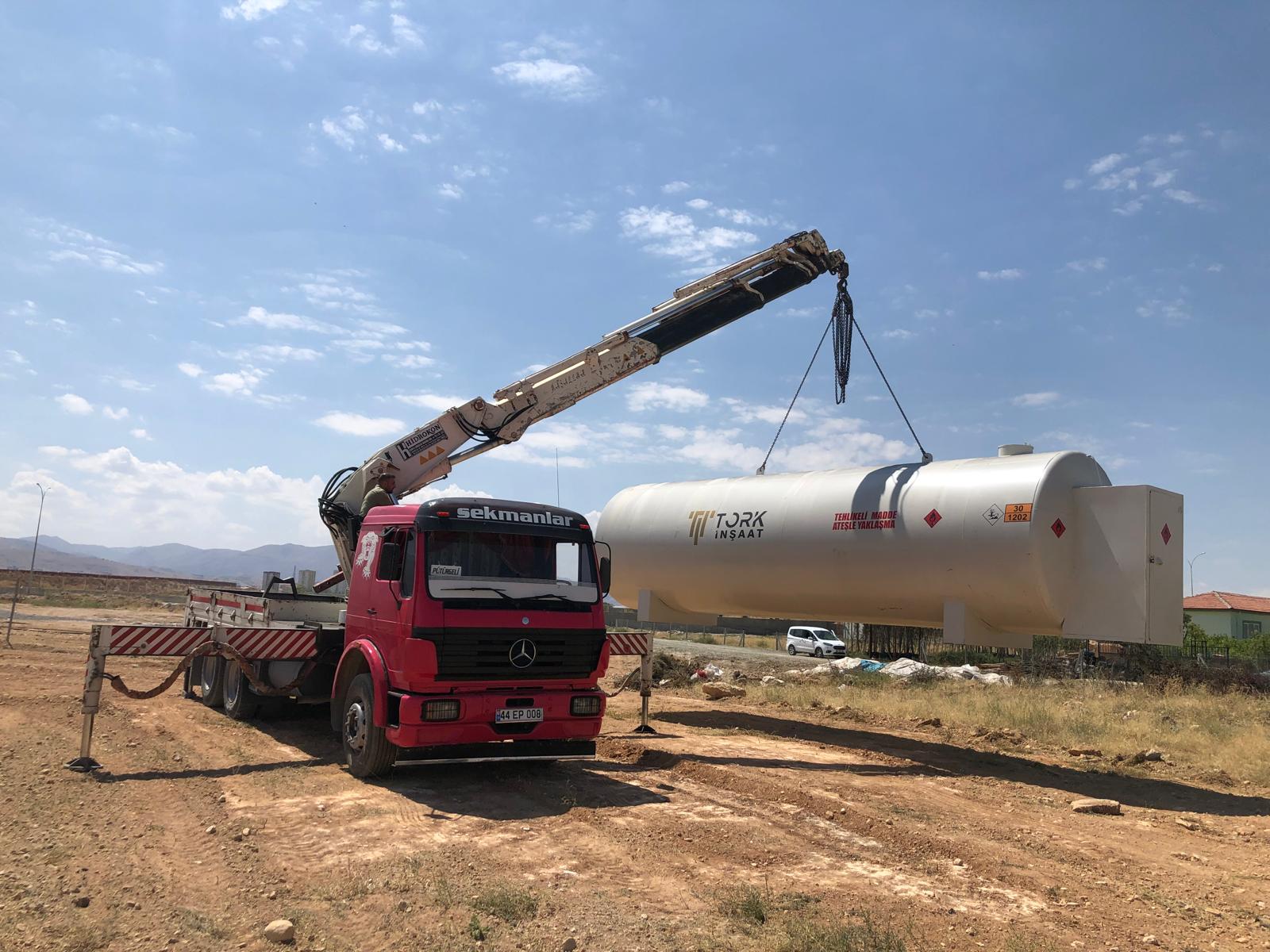 Sekmanlar Vinç: Malatya'da vinç, forklift, ekskavatör, kepçe ve lastikli kepçe hizmetlerinin yanı sıra nakliye, hafriyat, prefabrik yapı üretimi ve kurulumu ile güvenilir çözümler sunan lider firma. Modern ekipman ve uzman ekibimizle projelerinizi en yüksek standartlarda tamamlayın.