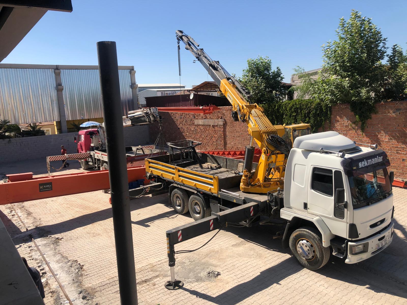 Sekmanlar Vinç: Malatya'da vinç, forklift, ekskavatör, kepçe ve lastikli kepçe hizmetlerinin yanı sıra nakliye, hafriyat, prefabrik yapı üretimi ve kurulumu ile güvenilir çözümler sunan lider firma. Modern ekipman ve uzman ekibimizle projelerinizi en yüksek standartlarda tamamlayın.