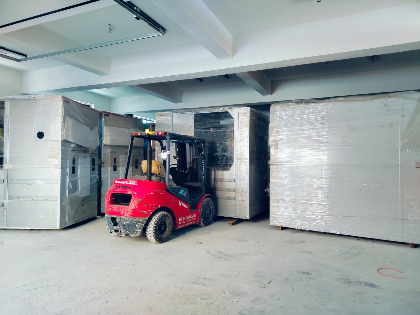Sekmanlar Vinç: Malatya'da vinç, forklift, ekskavatör, kepçe ve lastikli kepçe hizmetlerinin yanı sıra nakliye, hafriyat, prefabrik yapı üretimi ve kurulumu ile güvenilir çözümler sunan lider firma. Modern ekipman ve uzman ekibimizle projelerinizi en yüksek standartlarda tamamlayın.